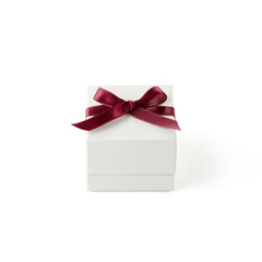 白い箱　赤いリボン