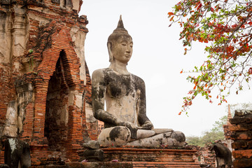 Obraz premium Aged abandon temple and buddha in Ayutthaya, the national historical place of Thailand.