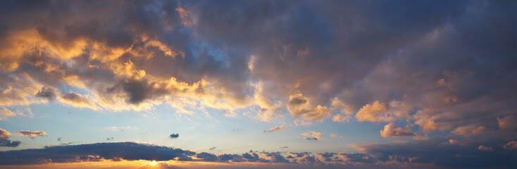 Fototapeta na wymiar Sky background on sunset.