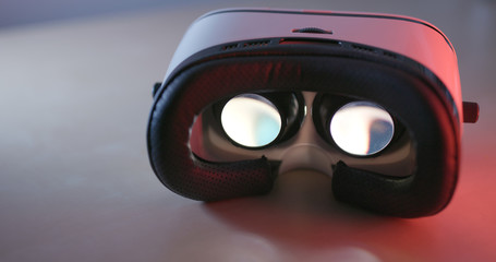 VR device with red light