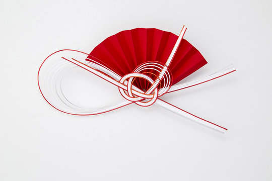 水引　紅白　扇子(paper strings tied around a wrapped gift)