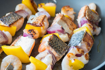 Fischspieß in der Pfanne