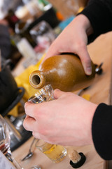 Personne versant un apéritif dans un verre