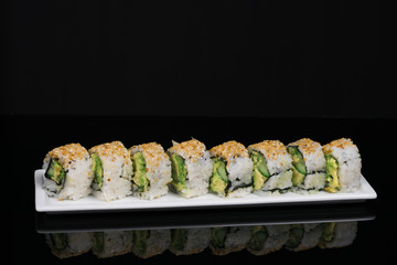 Suşi çeşitleri ve siyah arkaplan