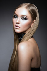 Naklejka premium Piękno kobiety twarzy portret. Piękna modelka z kolorowymi ustami Perfect Fresh Clean Skin. Brunetka długie włosy. Na białym tle na ciemnym tle