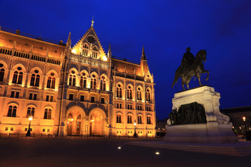 Fototapeta na wymiar Parlamentsgebäude in Budapest, Ungarn