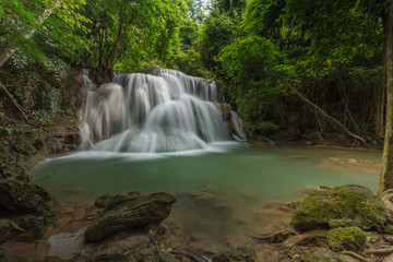 Obraz premium Beautiful Huay Mae Kamin Waterfall in Khuean Srinagarindra National Park, Kanchanaburi Province. Thailand