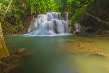 Obraz premium Beautiful Huay Mae Kamin Waterfall in Khuean Srinagarindra National Park, Kanchanaburi Province. Thailand