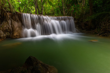 Obraz premium Beautiful Huay Mae Kamin Waterfall in Khuean Srinagarindra National Park, Kanchanaburi Province. Thailand
