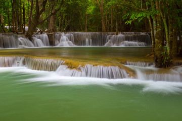 Obraz premium Beautiful Huay Mae Kamin Waterfall in Khuean Srinagarindra National Park, Kanchanaburi Province. Thailand