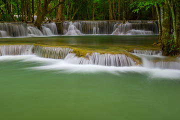 Obraz premium Beautiful Huay Mae Kamin Waterfall in Khuean Srinagarindra National Park, Kanchanaburi Province. Thailand