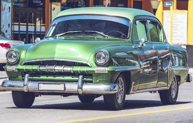 Fototapeta na wymiar HDR Foto von einem amerikanischen historischen Auto in Havanna Kuba