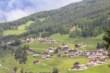Fototapeta na wymiar Idyllic alpine village