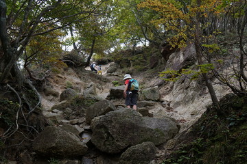 秋の岩場を登る