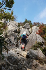 御在所岳の岩場を登る少年