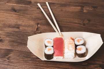 Sushi, a typical Japanese food prepared with a base of rice and various raw fish such as tuna, salmon, shrimp and sea bream. 