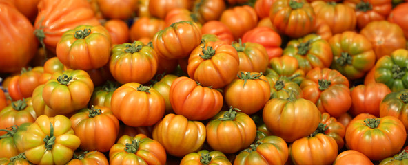 Fototapeta na wymiar ripe tomatoes for sale at the vegetable market