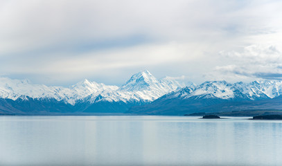 Obraz na płótnie Canvas The scenery view of Mount Cook (Aoraki) the highest mountains in New Zealand view from lake Tekapo.