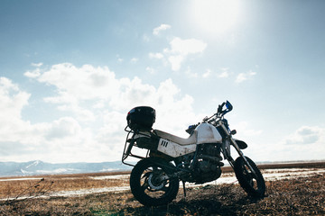 Fototapeta premium brudny motocykl bez motocyklisty w terenie