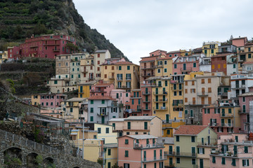 Fototapeta na wymiar チンクエテッレ～険しいリグーリア海岸の5つの村（イタリア・リグーリア州） マナローラのカラフルな家並み