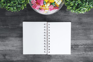 Modern desktop with blank notepad