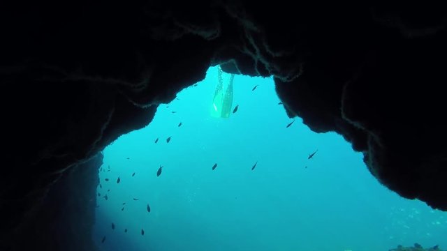 apn&eacute;iste dans une grotte bleu sous l'eau