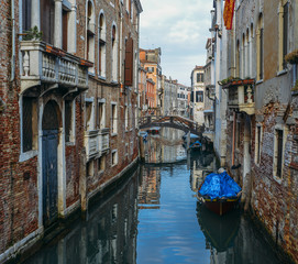 Fototapeta na wymiar Colourful and relaxing canal in Venice, Veneto, Italy.
