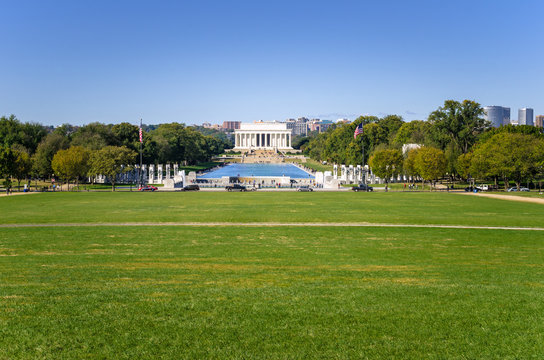 Lincon Memorail and the National Mall on a Clear Autumn Morning. Washington DC, USA.