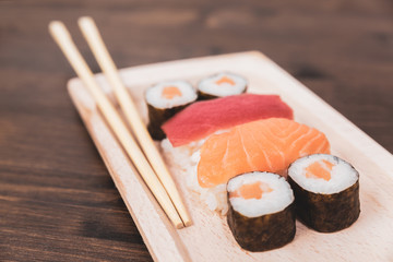 Sushi, a typical Japanese food prepared with a base of rice and various raw fish such as tuna, salmon, shrimp and sea bream. To which is added, according to the variants, the nori algae and avocados