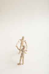 手をつなぐ人形