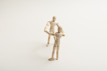 手をつなぐ人形