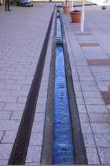 Obraz premium Wasserlauf in der fußgängerzone von bad wildbad
