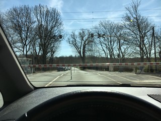 Warten vor der geschlossenen Bahnschranke