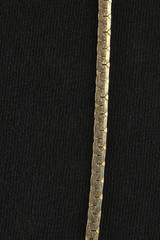 Biżuteria kobieca - złoty łańcuszek, duże zbliżenie (makro)