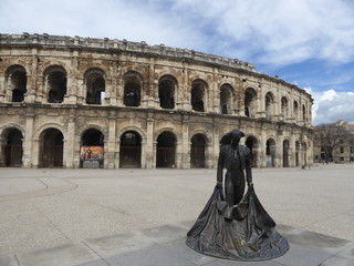 Fototapeta na wymiar Teatro romano de Nimes,ciudad de la región de Occitania del sur de Francia con importantes restos romanos