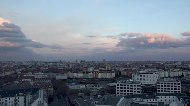 Stadt Berlin mit Abendhimmel im Zeitraffer