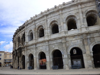 Obraz premium Teatro romano de Nimes,ciudad de la región de Occitania del sur de Francia con importantes restos romanos