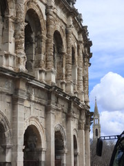 Fototapeta premium Teatro romano de Nimes,ciudad de la región de Occitania del sur de Francia con importantes restos romanos