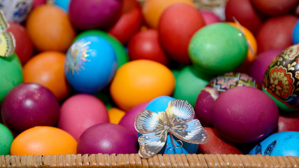 Fototapeta na wymiar Праздничные пасхальные цветные яйца
