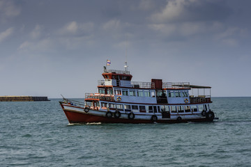 Fototapeta premium passenger boat in the vicinity of koh samui island thailand