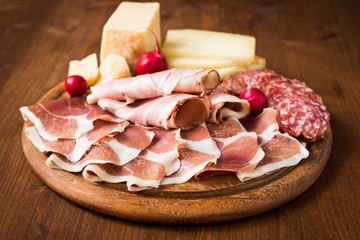 Tagliere di salumi, prosciutti e vari formaggi