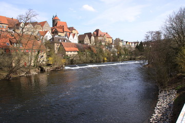 Obraz premium Blick auf besigheim am neckar. Der blick geht über den fluß enz