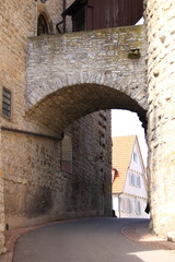 alter, historischer torbogen in besigheim, der in die altstadt führt