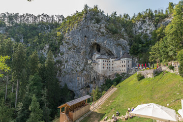 Fototapeta na wymiar Słowenia - 21 sierpnia 2017: Zamek Predjama (Predjamski Grad) w sierpniowy dzień