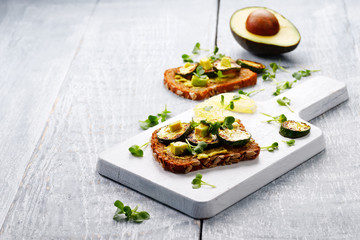 avocado vollkornbrot mit zucchini