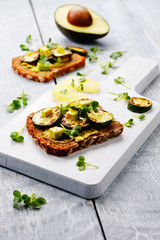 avocado vollkornbrot mit zucchini