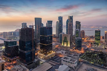 Fotobehang Blick auf das Zentrum von Doha, Katar, bei Sonnenaufgang © moofushi