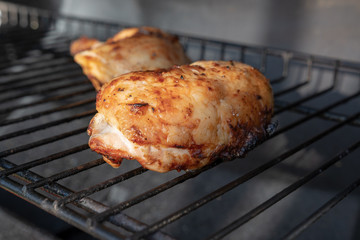 Gebratenes Hühnchen auf dem Grill