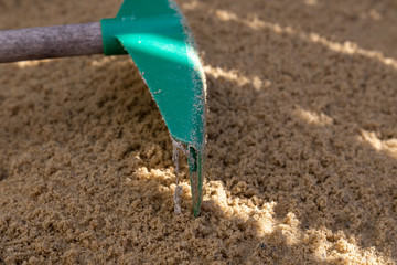 Rechen im Sand am Strand