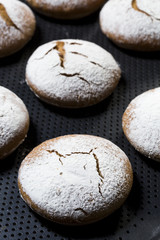 fırın tepsisi üzerindeki çörekler